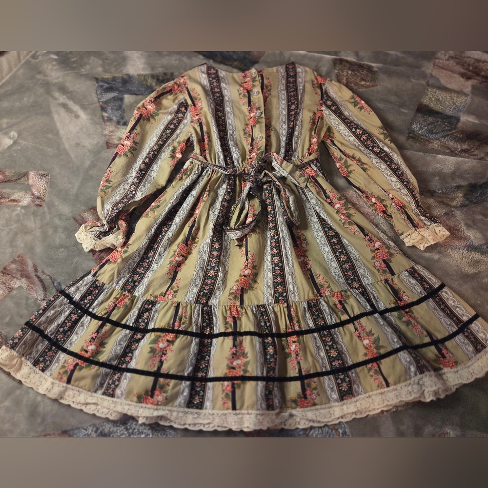 Vintage 70s Handmade Floral Kids Dress w/Velvet Front & Crocheted Applique - Picture 2 of 9